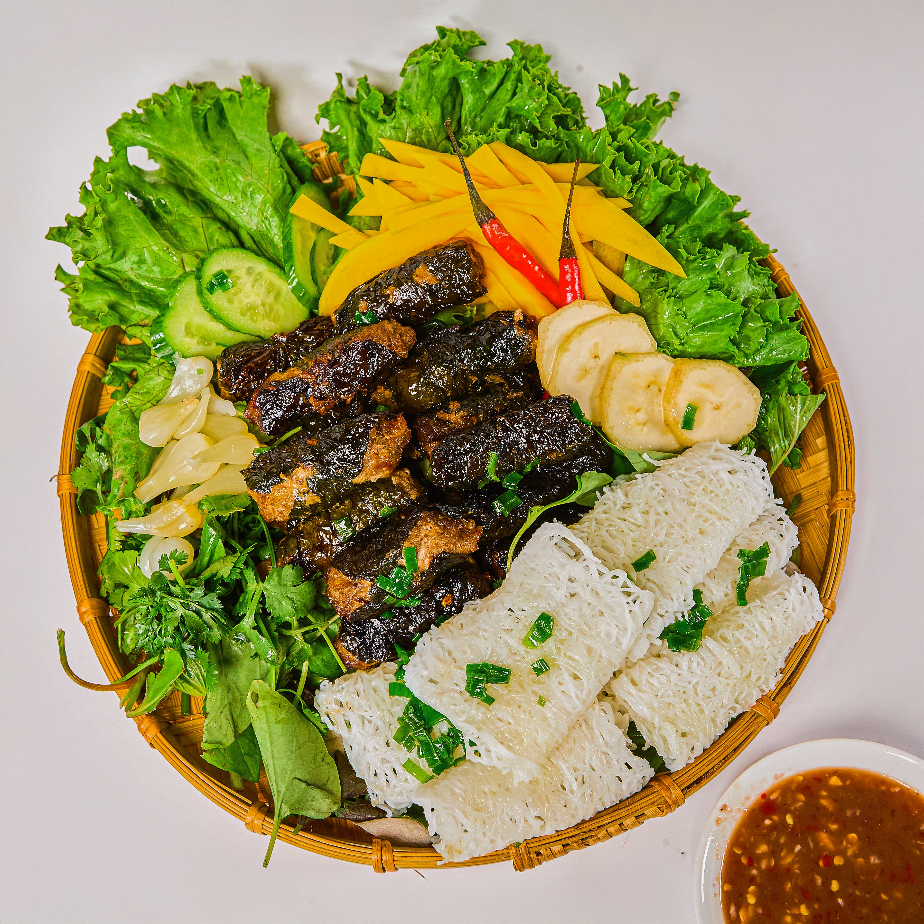 Ground beef wrapped in betel leaves - Bò lá lốt